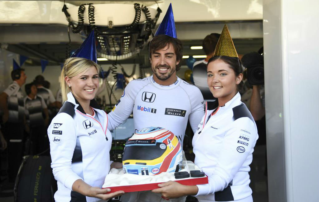 Alonso celebra, junto a dos empleadas de McLaren Honda, su 35...