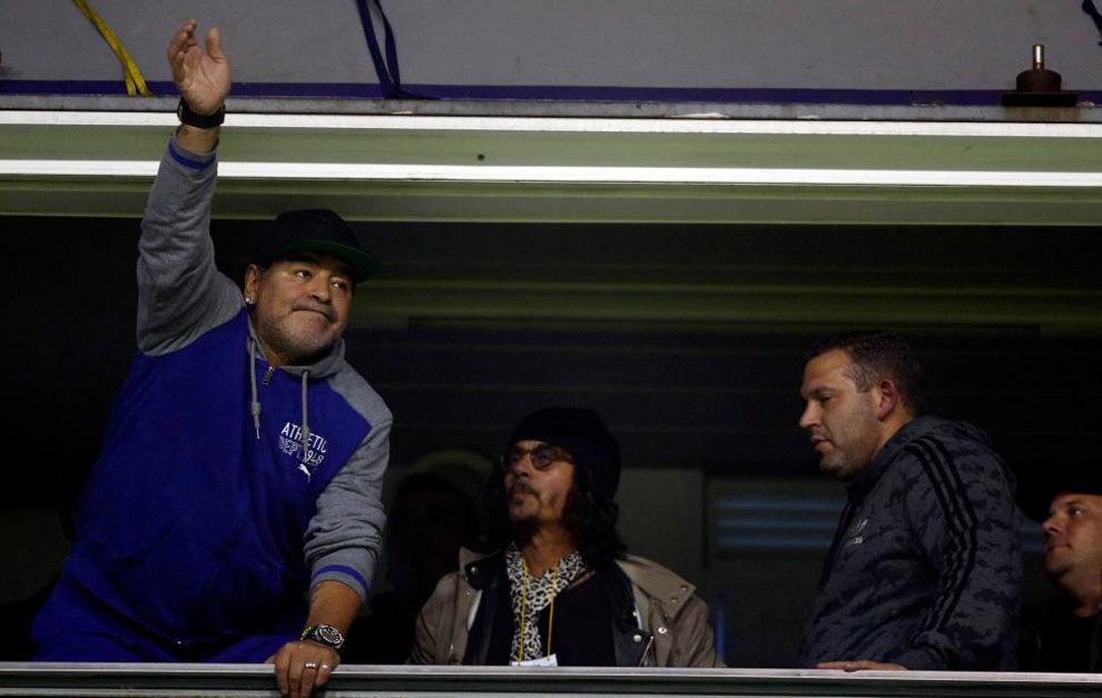 Maradona en un partido de Boca desde la grada