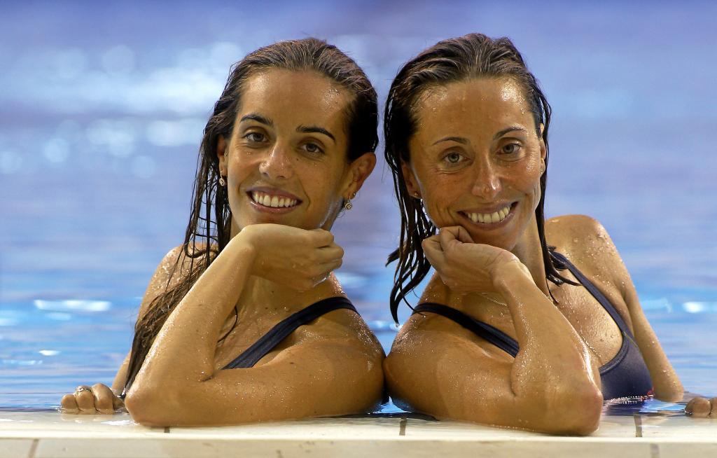Ona Carbonell y Gemma Mengual, en la piscina.