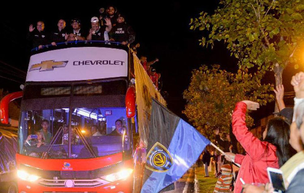 Delegacin de Independiente del Valle saluda desde el bus.