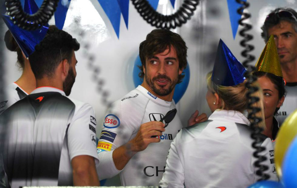 Alonso en el box en los libres de Alemania