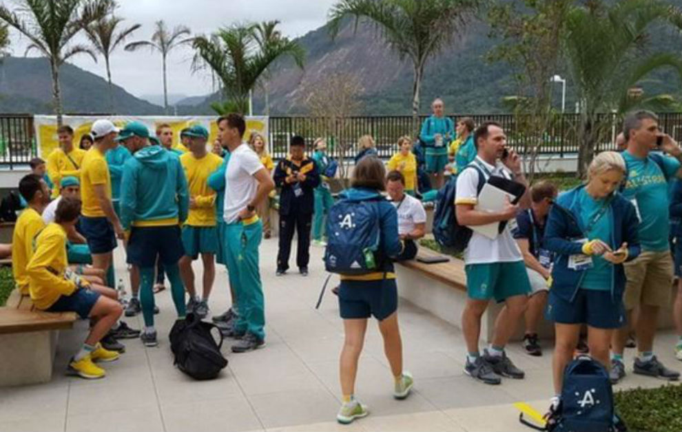 Los deportistas australianos, a las afueras de su edificio en la Villa...
