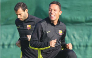 Adriano sonre durante un entrenamiento con el Barcelona.
