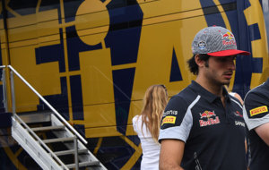 Carlos Sainz yendo a declarar a los comisarios de la FIA tras la queja...