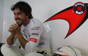 Alonso, en el box de McLaren en Hockenheim.