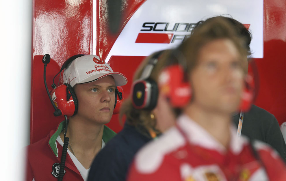Mick Schumacher, en el box de Ferrari