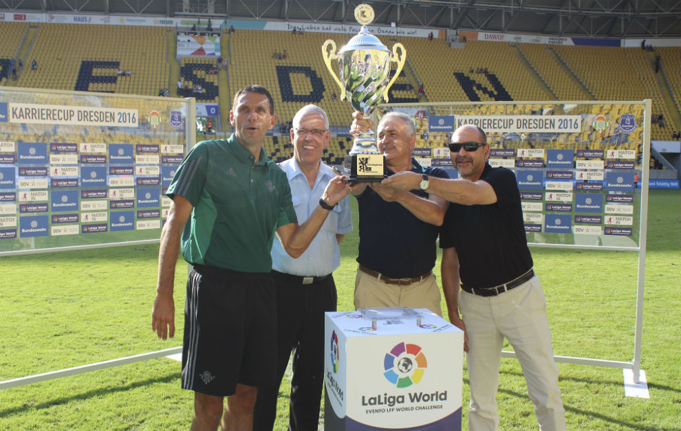 Gustavo Poyet y Rafael Gordillo, con el trofeo conquistado.