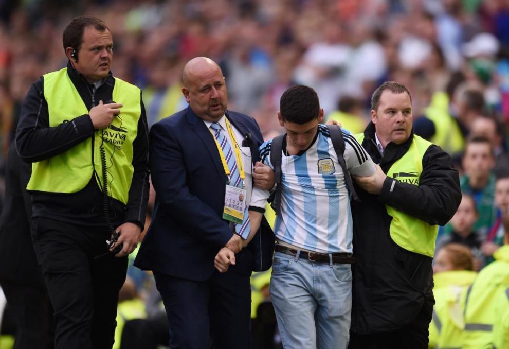 Un aficionado con la camiseta de Argentina ha tratado de invadir el...