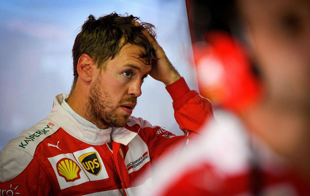 Vettel se mesa los cabellos en el box, durante el GP de Alemania