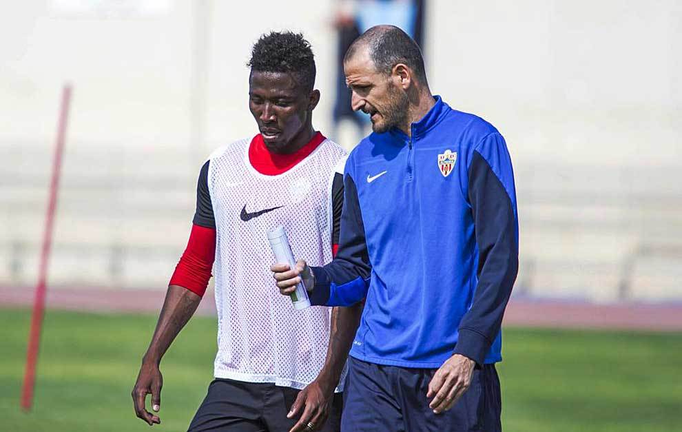 Jonathan Zongo conversa con Fernando Soriano en un entrenamiento