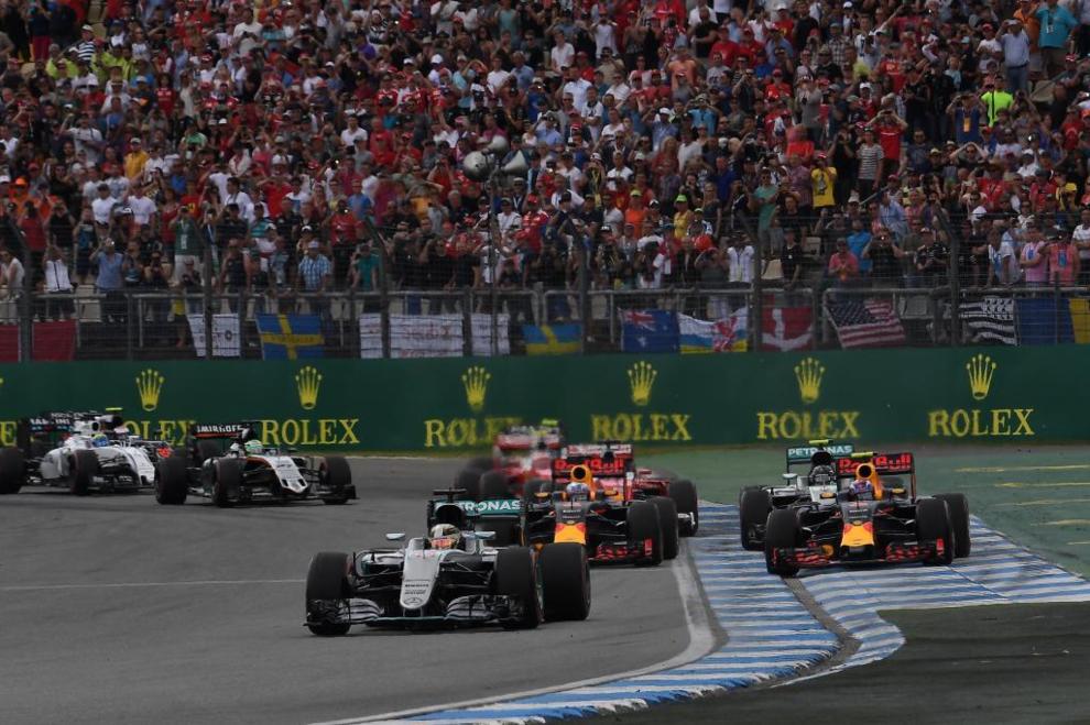 Lewis Hamilton liderando el grupo seguido por los Red Bull