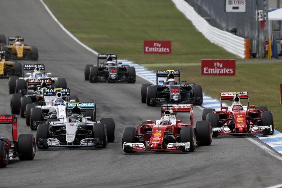 Nico Rosberg, Sebastian Vettel y Kimi Raikkonen al comienzo de la...