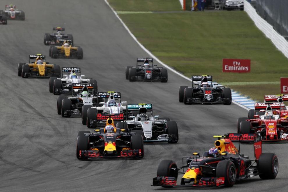 Los Red Bull por delante de Rosberg y los Ferrari en la salida de la...