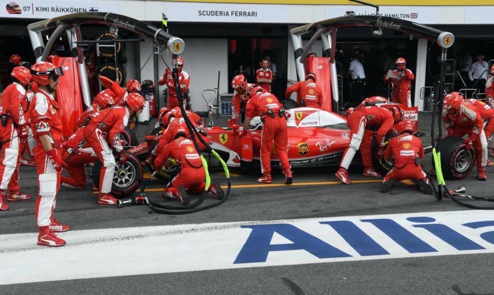 Kimi Raikkonen realizando un pit-stop