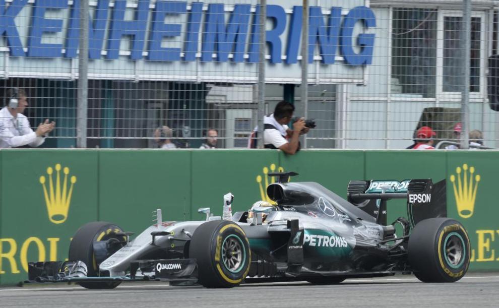 Lewis Hamilton celebrando su victoria