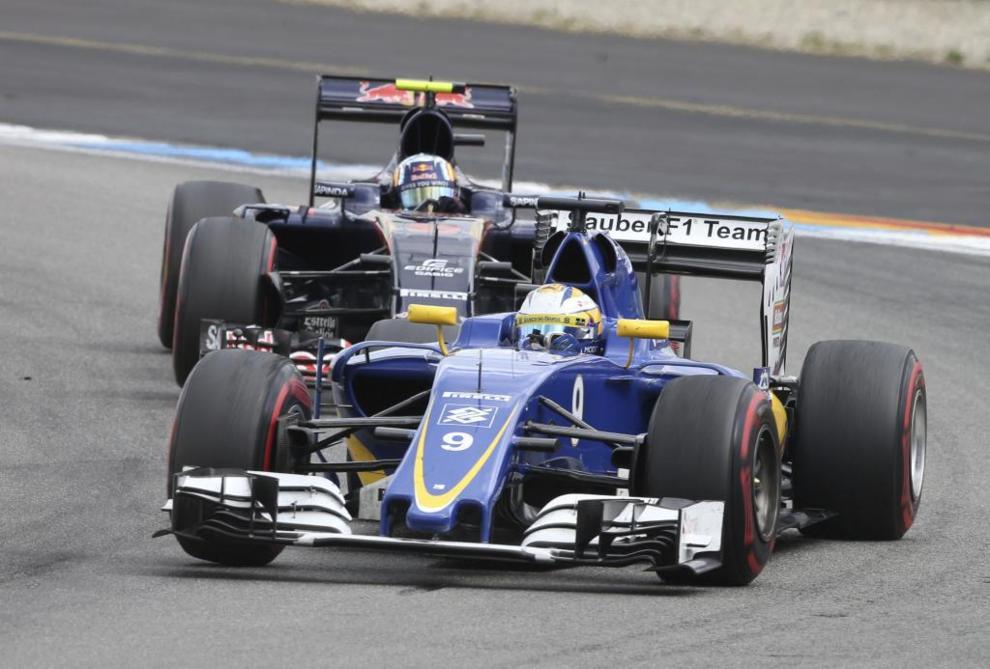 Marcus Ericsson delante de Carlos Sainz