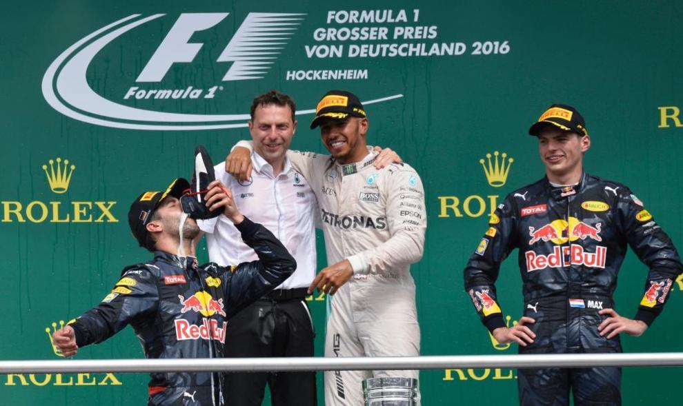 Ricciardo dando el toque de humor en el podio