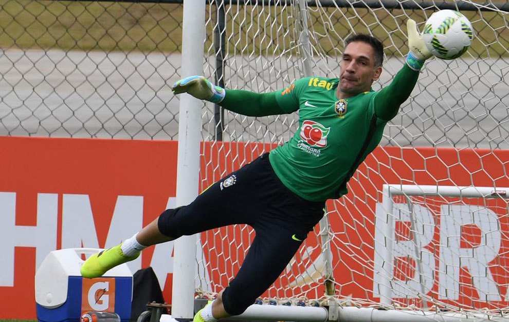 Fernando Prass durante un entrenamiento con Brasil.