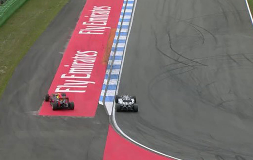Rosberg, obligando a irse de la pista a Verstappen