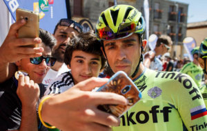 Contador se hace un 'selfie' antes de la salida.