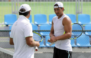 Rafa Nadal dialoga con su to Toni durante un entrenamiento en Ro...