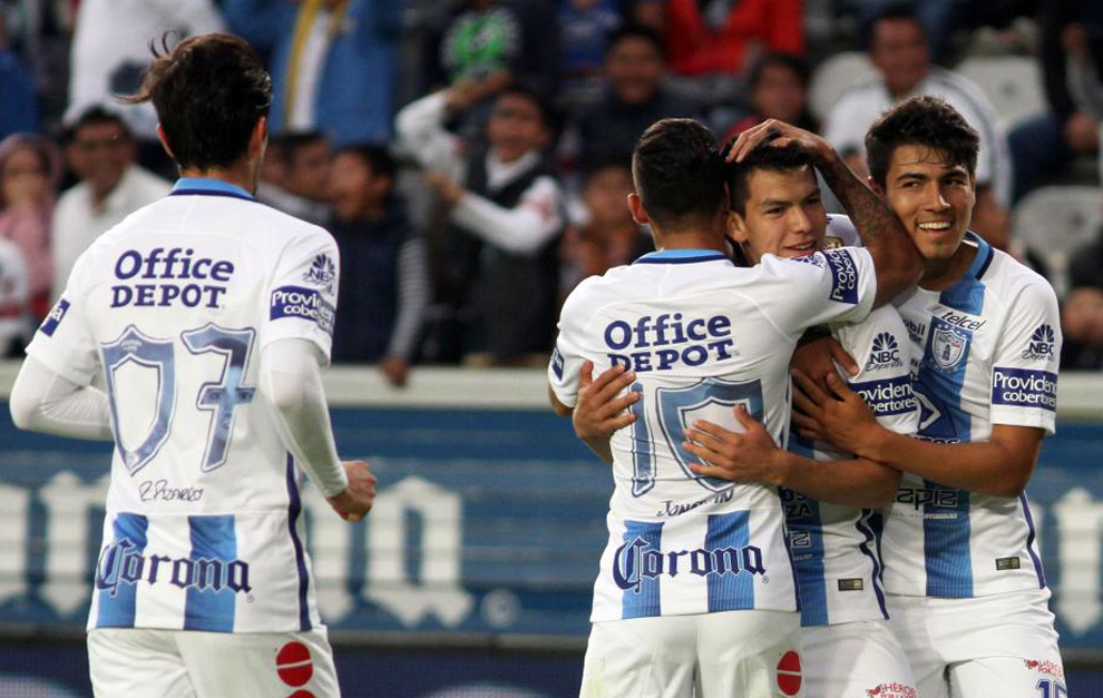 Los jugadores de Pachuca abrazan a Hirving Lozano tras marcar un gol.