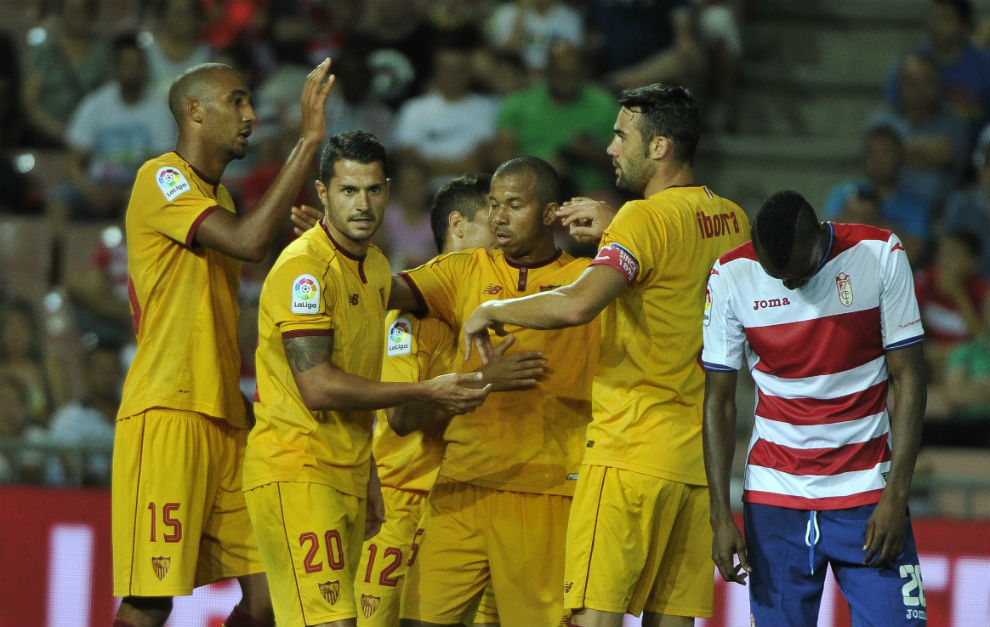 Los jugadores del Sevilla felicitan a N&apos;Zonzi por anotar el 0-2 en...