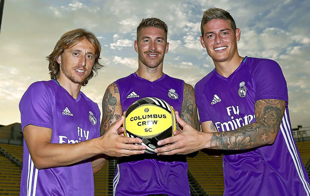 Luka Modric (30), Sergio Ramos (30) y James Rodrguez (25) posan con...
