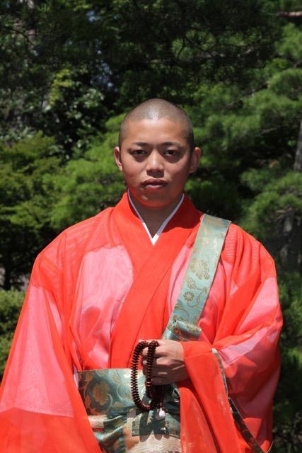 Kazuki Yazawa vestido de budista.