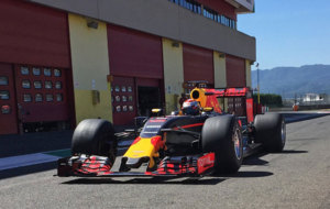Red Bull ya prueba las nuevas ruedas de 2017
