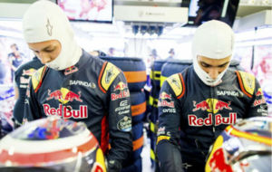 Daniil Kvyat (RUS) y Carlos Sainz (ESP) preparndose antes del GP de...