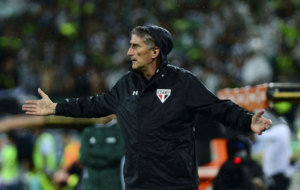 Bauza dirigiendo a Sao Paulo en la semifinal de la Copa Libertadores