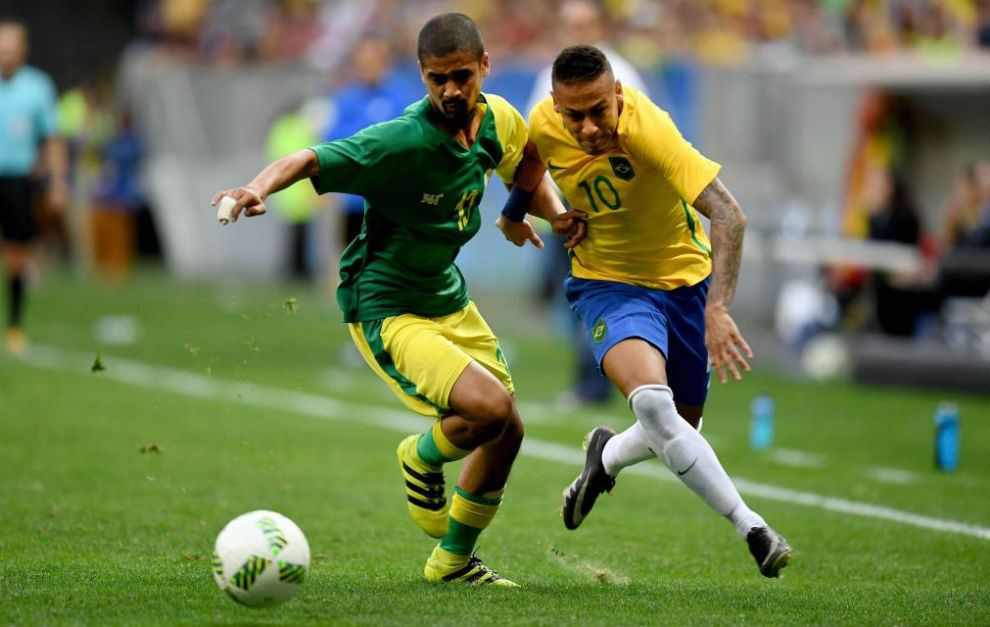 Neymar trata de marcharse en carrera de Motaba.