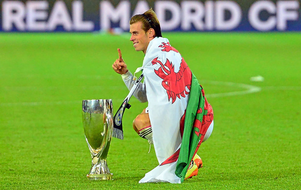 Gareth Bale posa con la Supercopa que el Madrid gan hace dos aos...