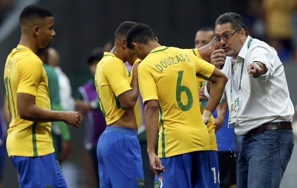 El seleccionador de Brasil da indicaciones a sus jugadores. /