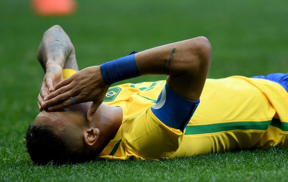 Neymar se lamenta durante el partido de este jueves con Brasil.
