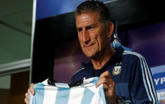 Edgardo Bauza sostiene una camiseta de Argentina durante su...