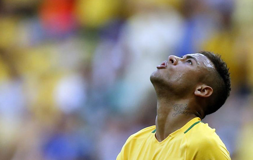 Neymar en un partido con la seleccin brasilera.