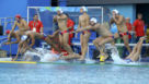 Los jugadores serbios de waterpolo, tirndose a la piscina para...