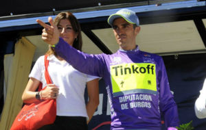 Contador celebra la victoria en el pdium.