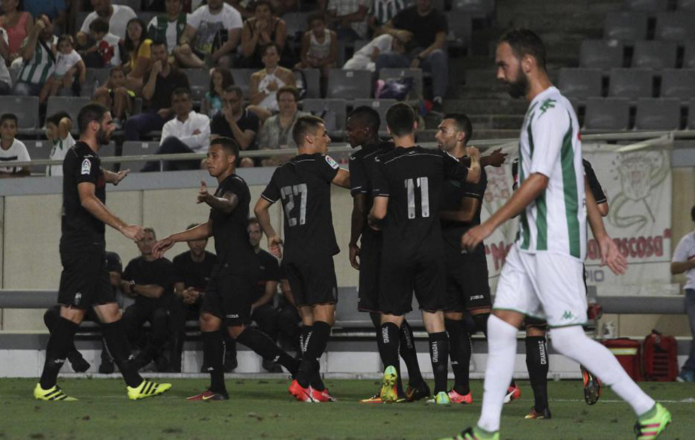 Barral es abrazado por sus compañeros tras el gol del Granada.