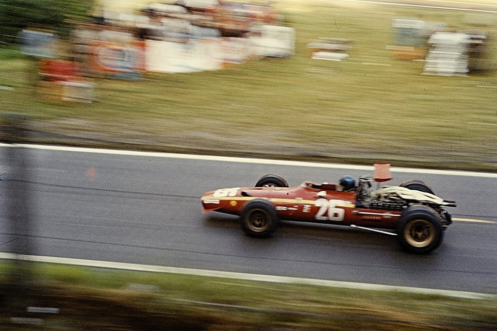 Jacky Ickx  subido a su monoplaza durante un Gran Premio