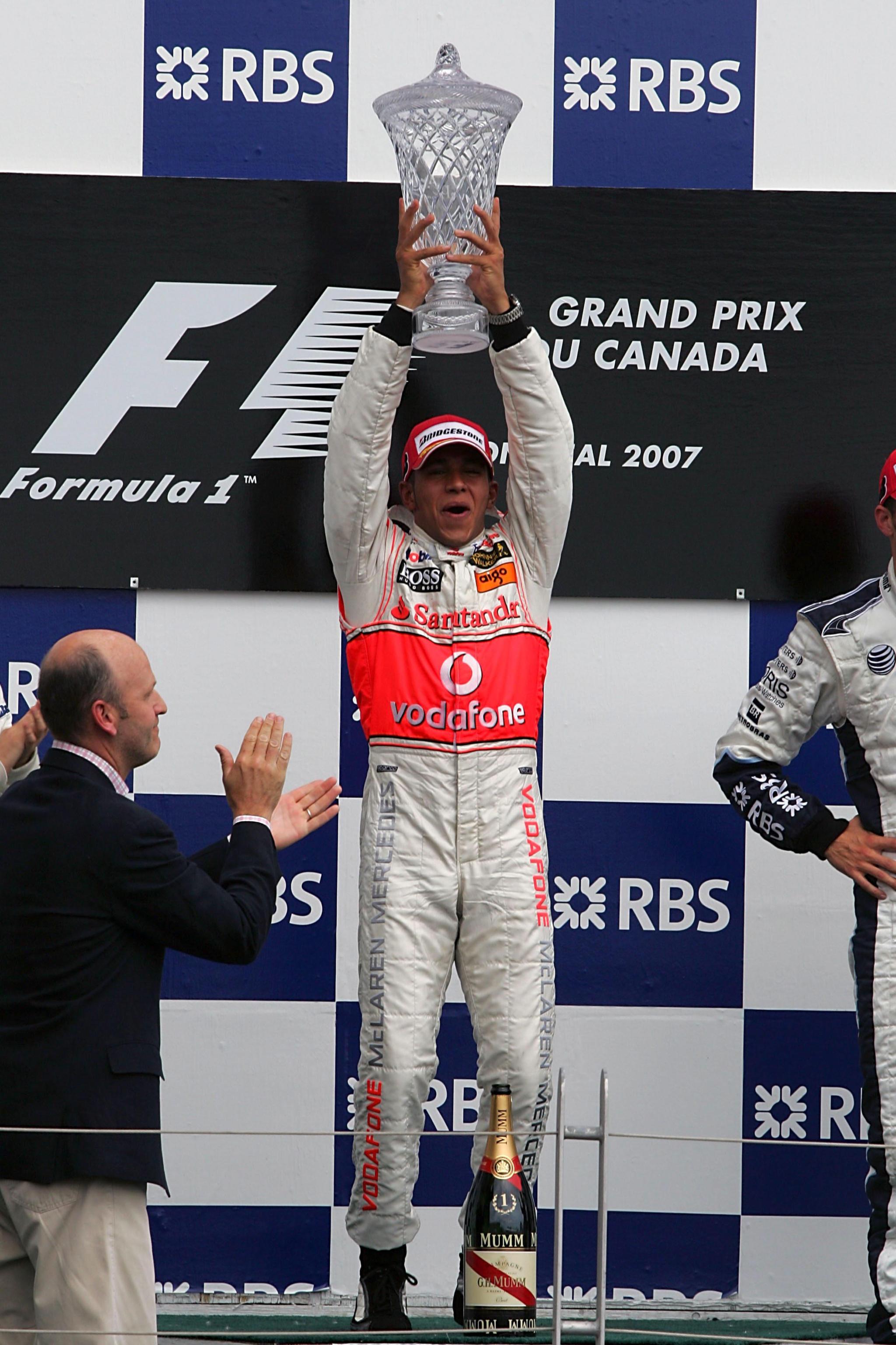 Hamilton levantando su trofeo como ganador en Canad