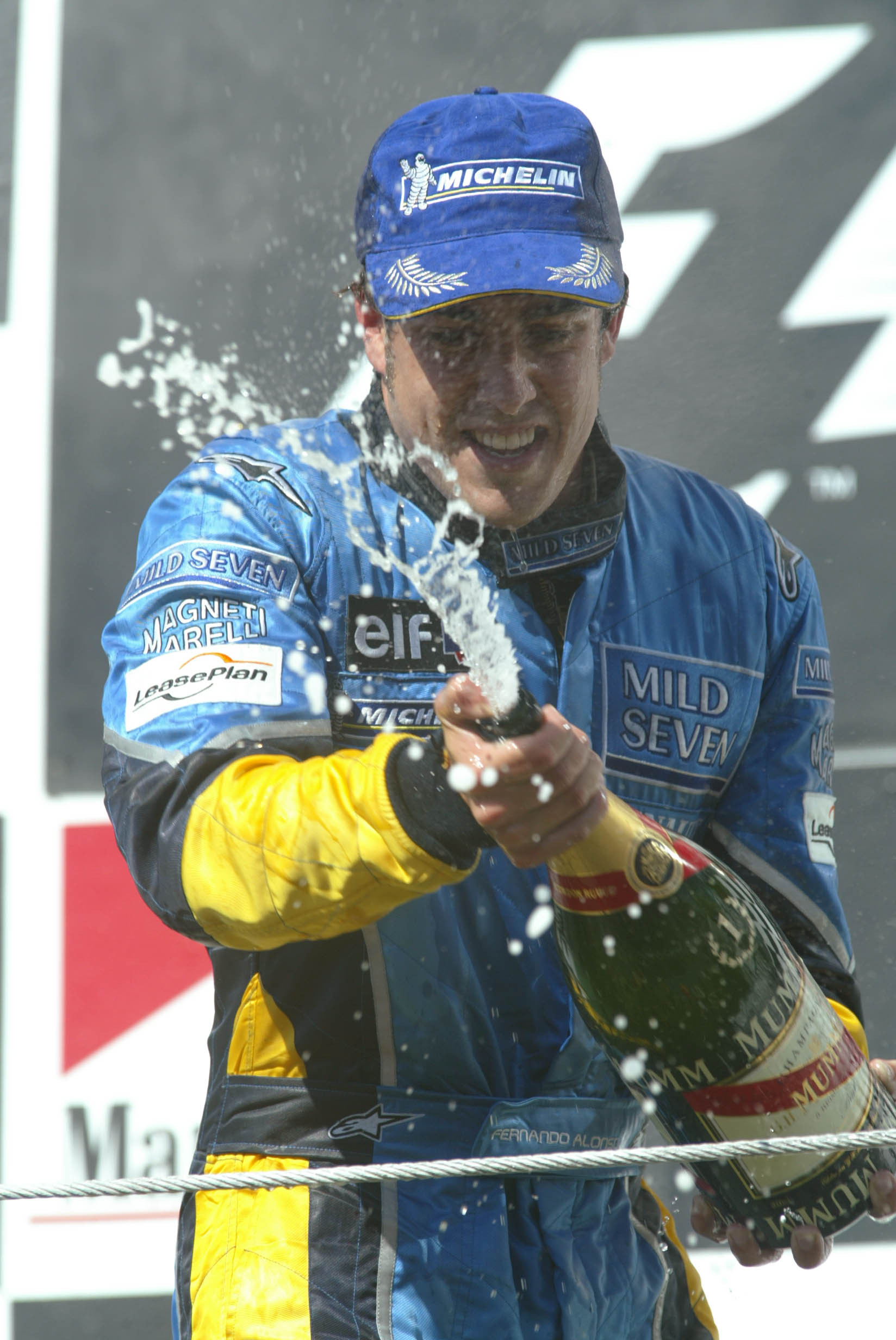Alonso, celebrando su primera victoria cosechada en Hungaroring
