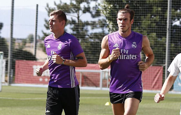 Kroos y Bale hacen carrera continua.