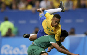 Neymar trata de rematar de cabeza por encima de Alaa Ali.