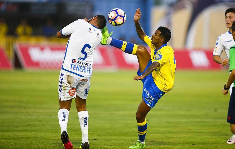 Jonathan Viera levanta mucho el pie ante un jugador del Tenerife