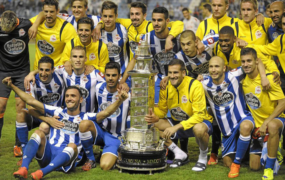 Los jugadores del Deportivo posan junto al trofeo en la edicin de...