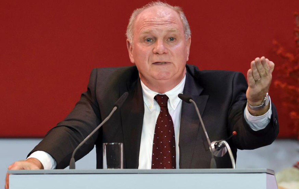 Hoeness realiza un discurso en la reunin anual del Bayern (2013).