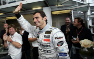 Pedro de la Rosa a su entrada en el hospitality de McLaren